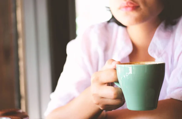 Vrouw met kopje koffie — Stockfoto