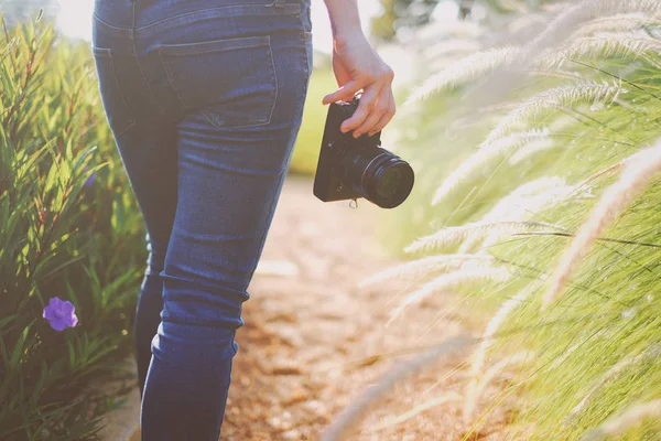 Woman walking on the beautiful natural field — Stock Photo, Image