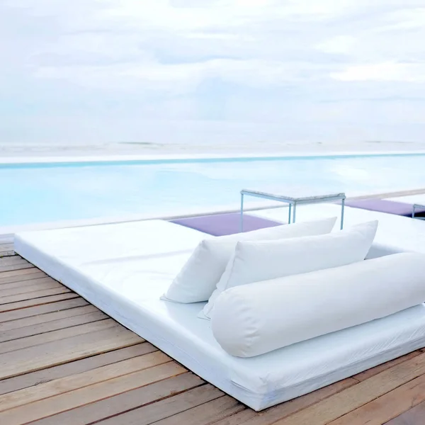 Moderna stranden säng på poolen — Stockfoto