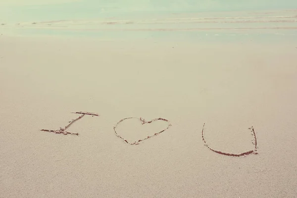 Écrit à la main je t'aime sur la plage de sable — Photo