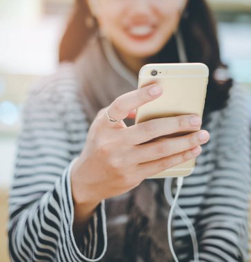  kadın smartphone ile müzik