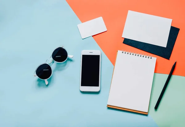 Escritorio de espacio de trabajo de estilo lay plano creativo — Foto de Stock