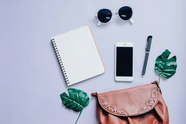 Bolsa de mulher com smartphone — Fotografia de Stock