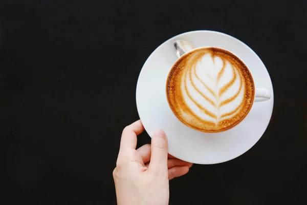 Mulher mão segurando xícara de café — Fotografia de Stock