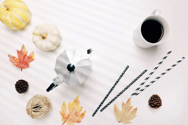 Kávé-, őszi levelek és a sütőtök — Stock Fotó