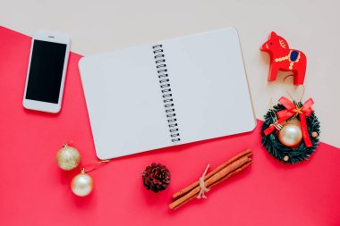  defter ile Noel süsler ve smartphone