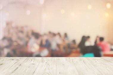 Ahşap masa üstü üzerinde boş bulanıklık soyut müşterinin montaj ürün görüntü için Restoran arka planda