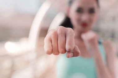 Kadın yumruk yakın kopya alanı ile yukarı yumruk hazır sıktı. savaş sanatı boks, kendini savunma için egzersiz. 