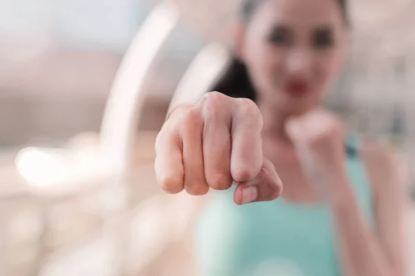 Vrouw Gebalde Vuist Klaar Punch Dicht Omhoog Met Kopie Ruimte — Stockfoto