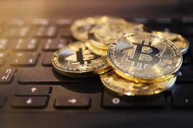 Siyah klavye, altın bitcoins görünümü kapatın