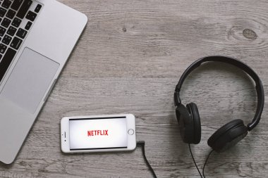Bangkok, Tayland - 28 Nisan 2018: En iyi görünümü Netflix app simgesi kulaklık ve dizüstü bilgisayar ile iphone ekranında. Netflix film ve Tv dizisi izlemek için bir uluslararası önemli abonelik hizmetidir.