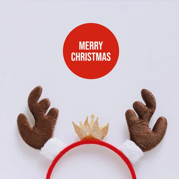 圣诞晚会和白色大理石背景的庆祝活动用驯鹿鹿角装饰的漂亮头巾 圣诞快乐的概念 — 图库照片