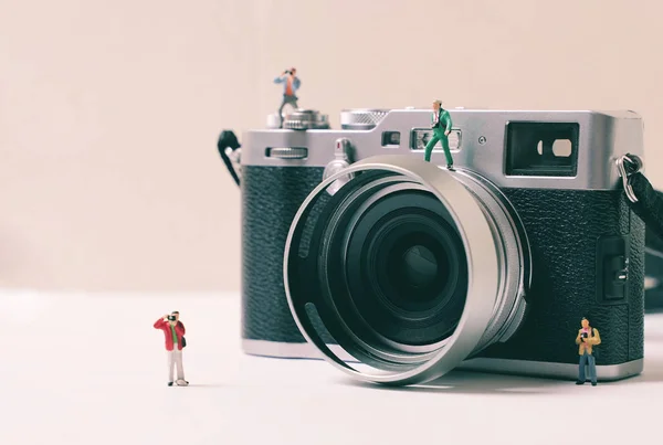 Miniature group of people photographer figures with camera, art — Stock Photo, Image
