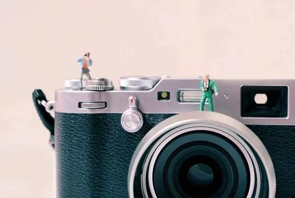 Grupo miniatura de personas fotógrafas figuras con cámara, arte —  Fotos de Stock