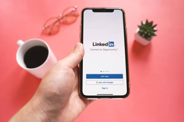 Bangkok, Tayland - 17 Mayıs 2019: Linkedin uygulamalı Apple iPhone X 'leri üst görünüm