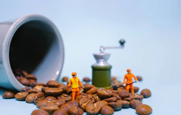 Lavoratori Miniatura Chicchi Caffè Con Macchina Caffè Macinino Concetto Cibo — Foto Stock