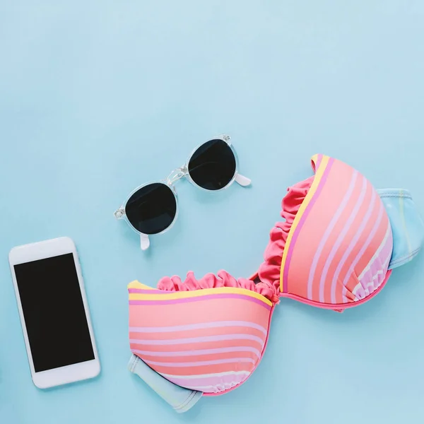 Piso conjunto de artículos de verano con bikini de colores, gafas de sol y sm —  Fotos de Stock