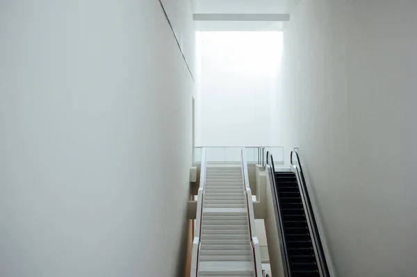 Nuevas Escaleras Mecánicas Escaleras Modernas Interior Del Edificio Blanco Mínimo — Foto de Stock