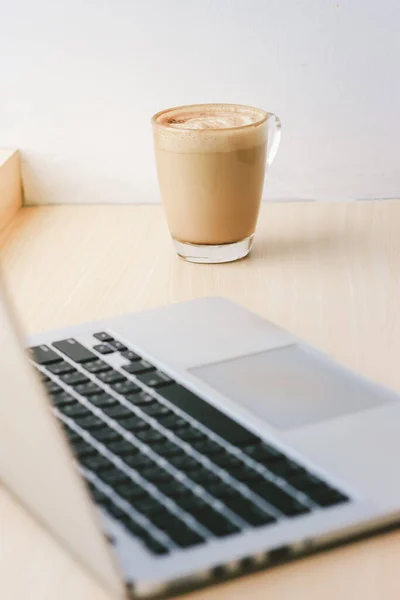 咖啡店的工作空间 配有电脑笔记本电脑和拿铁咖啡 生活方式和商业概念 — 图库照片