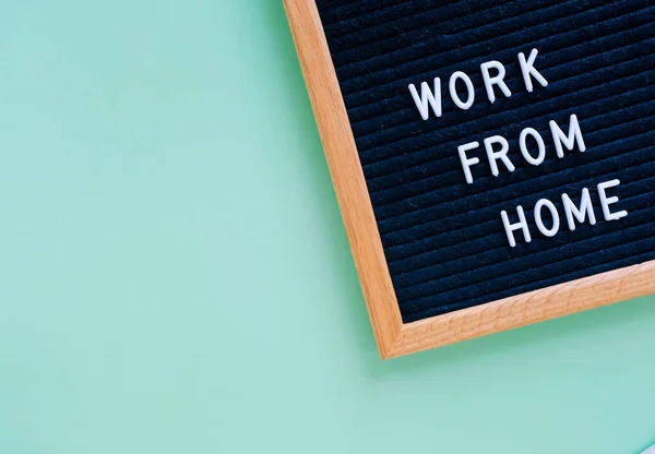 Επίπεδη Lay Του Πίνακα Ειδοποίησης Μήνυμα Σύνθημα Εργασίας Από Σπίτι — Φωτογραφία Αρχείου
