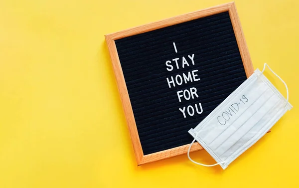 Flat Lay Notice Board Com Slogan Mensagem Ficar Casa Para — Fotografia de Stock