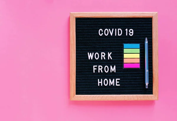 Tasainen Lay Ilmoitustaulu Iskulause Viesti Työtä Kotoa Covid Vaaleanpunainen Tausta — kuvapankkivalokuva