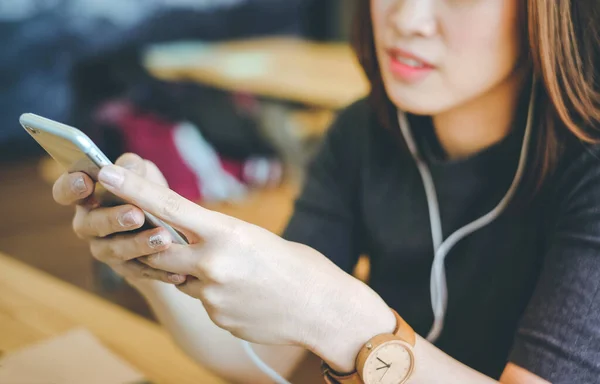 Joven Asiático Millennial Mujer Escuchar Música Con Auriculares Uso Smartphone — Foto de Stock