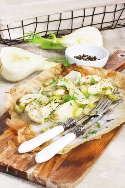 Aromatik otlar ve zeytinyağı ile pişmiş rezene