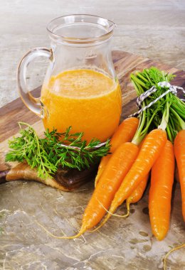 Taze sıkılmış havuç suyu antika arka plan üzerinde