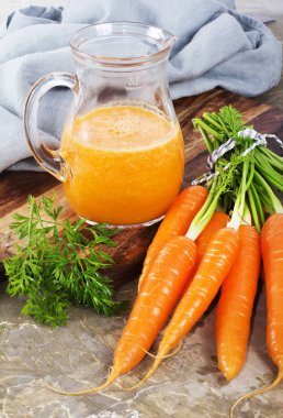 Taze sıkılmış havuç suyu antika arka plan üzerinde