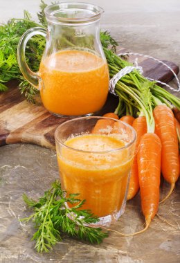 Taze sıkılmış havuç suyu antika arka plan üzerinde