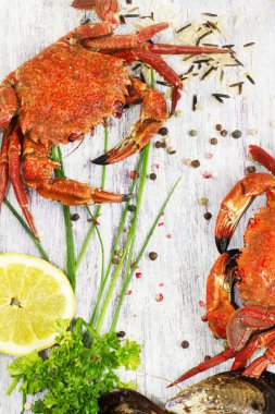 Buharda pişmiş Yengeç taze limon ve ahşap backg üzerinde aromatik otlar ile