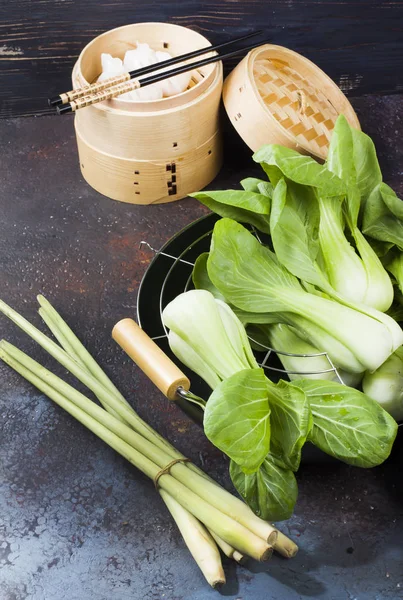 Kubis pak choi Cina mentah dengan rumput limun dan pangsit — Stok Foto