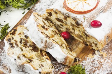 Kuru üzüm ve badem ezmesi ile geleneksel Alman Noel kek. SLI