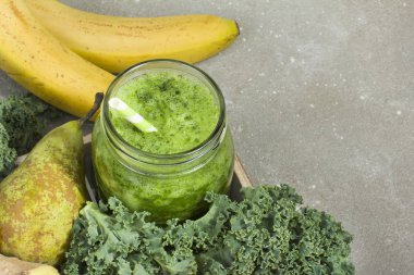 Kale, armut ve zencefil ile sağlıklı Detoks güler yüzlü