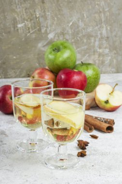 Taze organik sonbahar elma suyu ile baharat