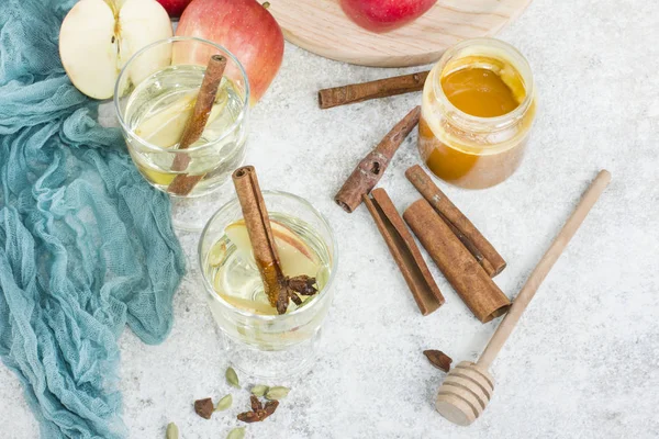 Fresh organic autumn apple juice with spices and honey — Stock Photo, Image