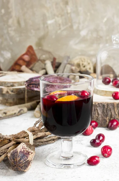 Vinho quente quente com citrinos, cranberries e especiarias com woode — Fotografia de Stock
