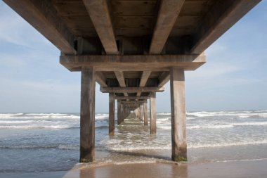 Okyanus Pier üzerine geometrik gölge