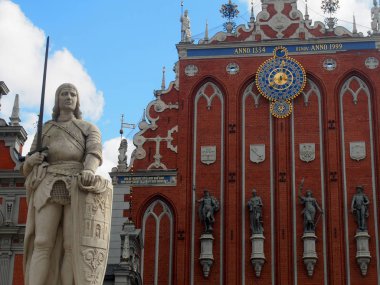 Tarihi heykel ve cephe Riga Letonya