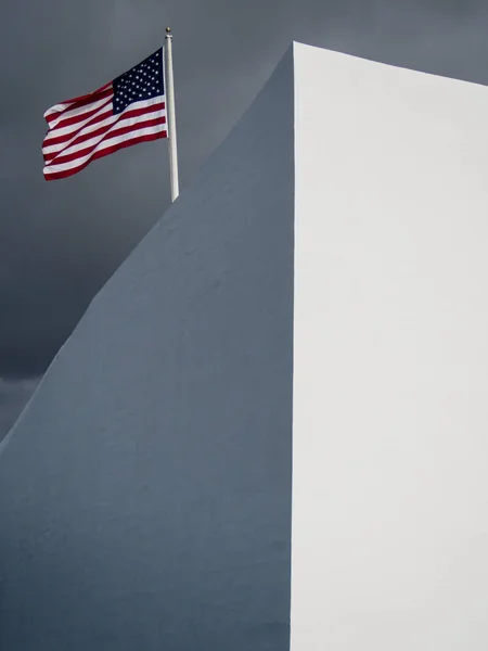 Drapeau américain au Mémorial de l'Arizona à Pearl Harbor Hawaï — Photo