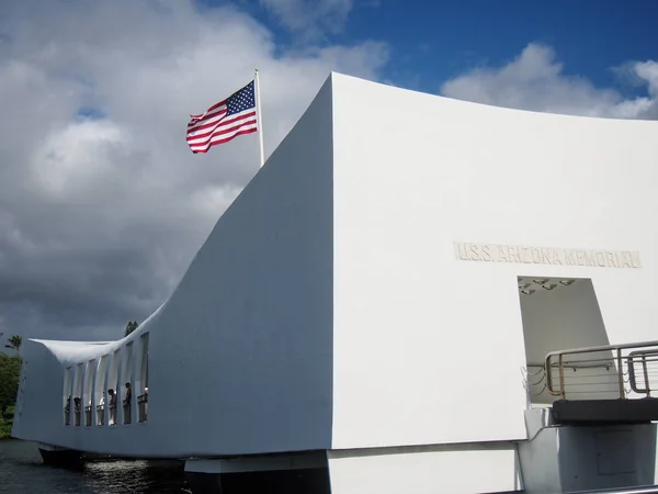 Pearl Harbor Hawaii at Arizona Memorial'dan Amerikan bayrağı