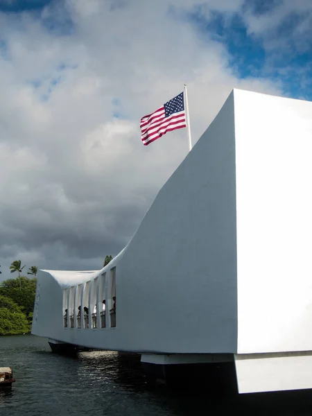 Pearl Harbor Hawaii at Arizona Memorial'dan Amerikan bayrağı