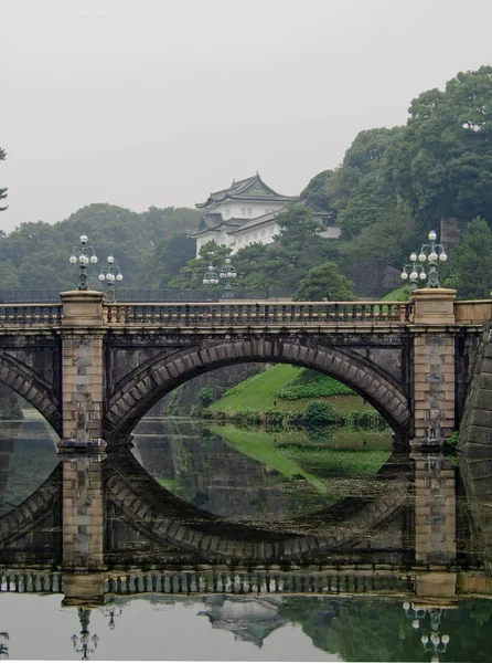 Brücke und Reflexion im Kaiserpalast Tokio Japan — Stockfoto