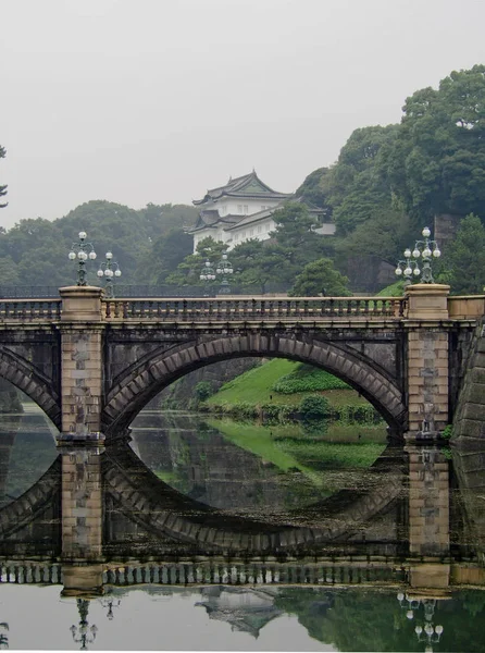 Brug en reflectie op het Keizerlijk Paleis Hofburg Tokyo Japan — Stockfoto