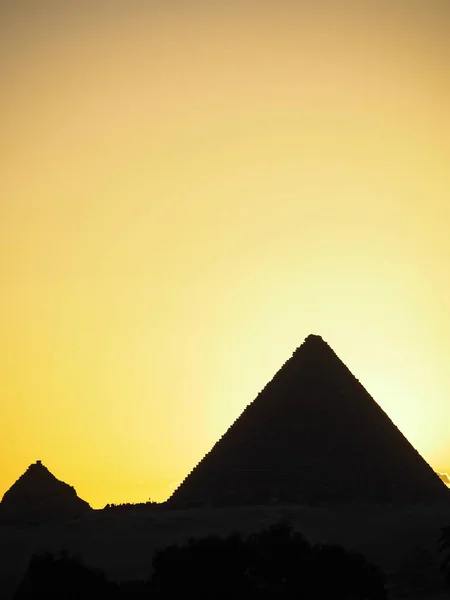 Силуэт пирамид Египта в Гизе — стоковое фото