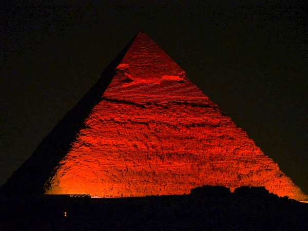 Licht show op piramides van Gizeh in Egypte — Stockfoto