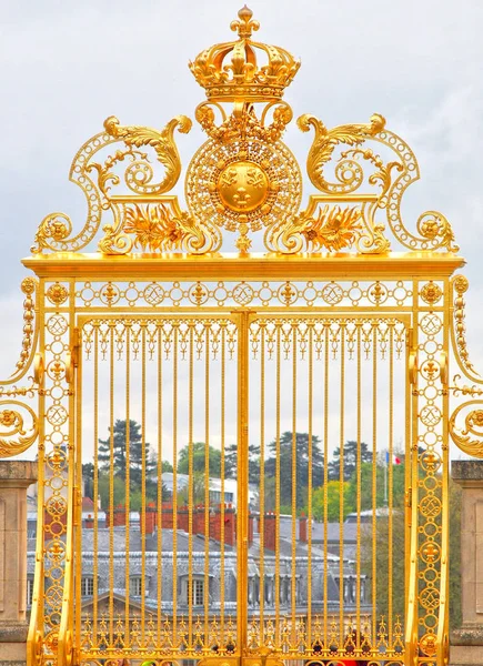 Verziertes goldenes Tor am Eingang zum Schloss Versailles in Frankreich — Stockfoto
