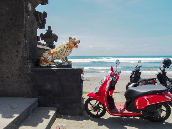 Bali Endonezya Beach Tapınağı'nda motosiklet