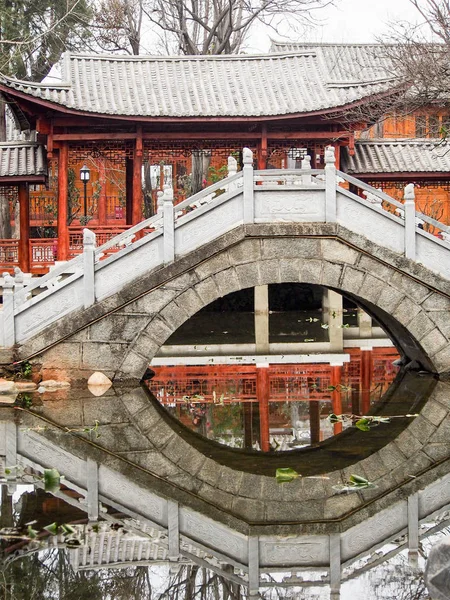 Traditionelle chinesische Brücke in dali china — Stockfoto